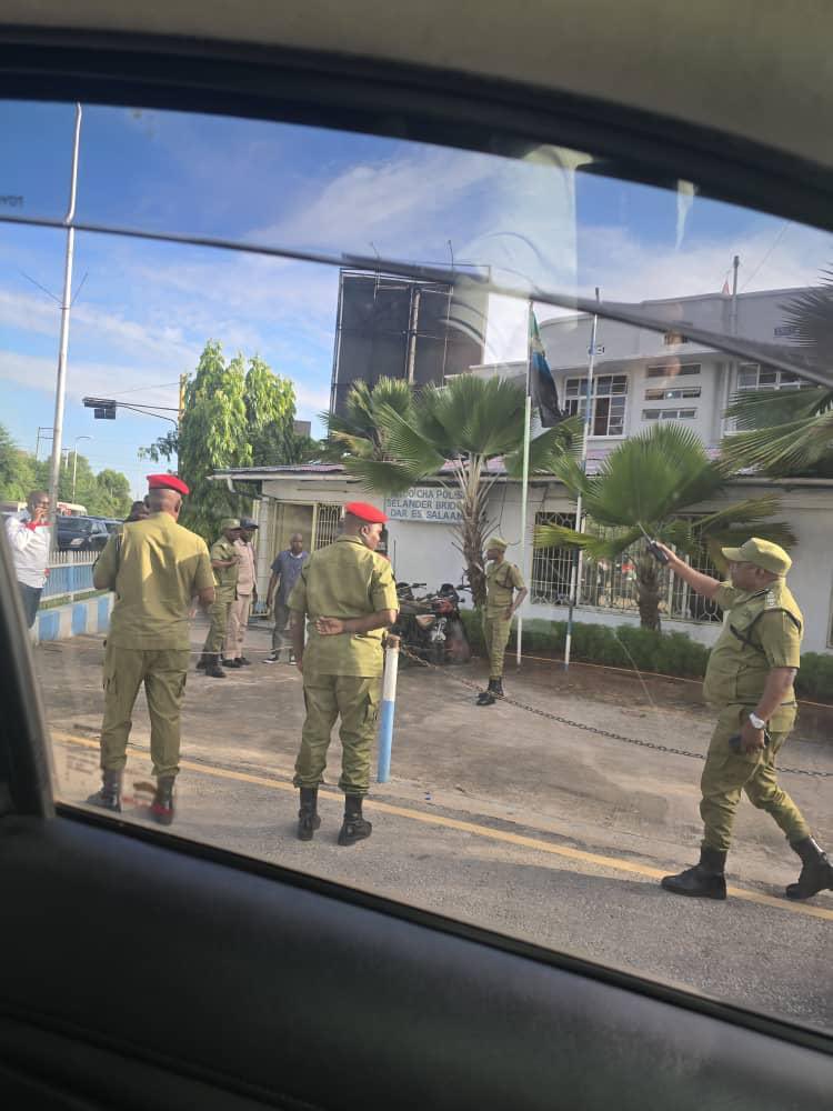 HecheJohn's tweet image. Usiku huu Mimi na wasaidizi wangu, tumeachiwa na polisi baada ya kututeka na kutushikilia kinyume cha utaratibu kwa mda mrefu.

Hakuna kiwango cha udhalilishaji, vitisho wala mauji kinachoweza kuzuia kiu yetu ya kutafuta mabadiliko.

Tutaipigania demokrasia kwa gharama yoyote.…