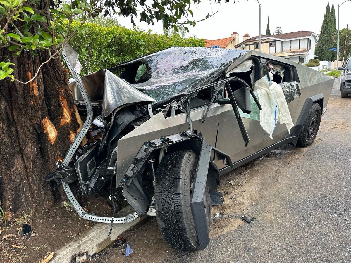 RyanKartje's tweet image. The car accident this morning involving incoming USC recruit Alijah Arenas occurred when the Cybertruck he was driving struck a fire hydrant and tree. 

Arenas was taken to the hospital in “stable condition”, per the LAPD