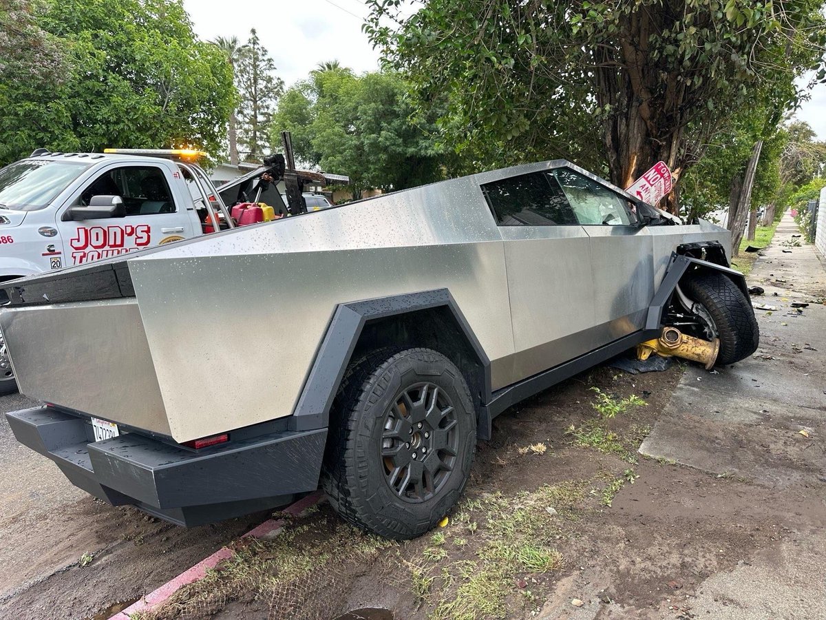 RyanKartje's tweet image. The car accident this morning involving incoming USC recruit Alijah Arenas occurred when the Cybertruck he was driving struck a fire hydrant and tree. 

Arenas was taken to the hospital in “stable condition”, per the LAPD