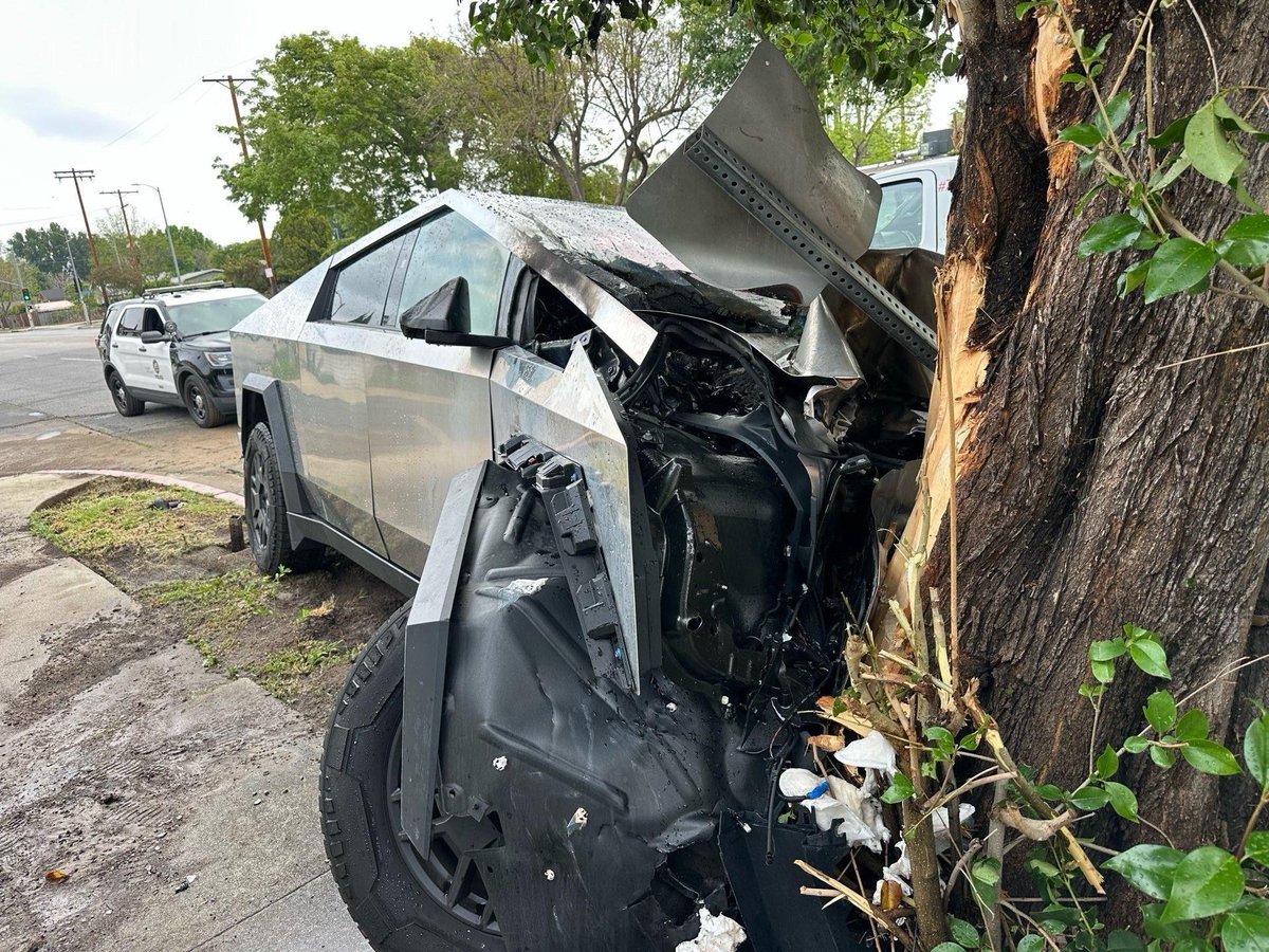 RyanKartje's tweet image. The car accident this morning involving incoming USC recruit Alijah Arenas occurred when the Cybertruck he was driving struck a fire hydrant and tree. 

Arenas was taken to the hospital in “stable condition”, per the LAPD