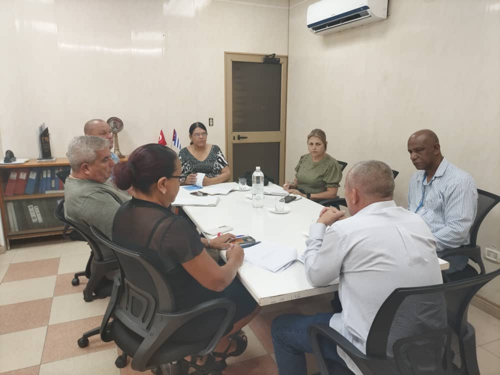 LaraTranscargo's tweet photo. #Transcargo
Visita de trabajo de la Presidenta del Instituto Nacional de Actores no Económicos Estatales Lázara Mercedes López Acea a la Empresa Transitaria de Cargas, con el fin de conocer el proceso de contratación de las formas de gestión no estatal.
#reunionesdetrabajo https://t.co/B5P63ioA38