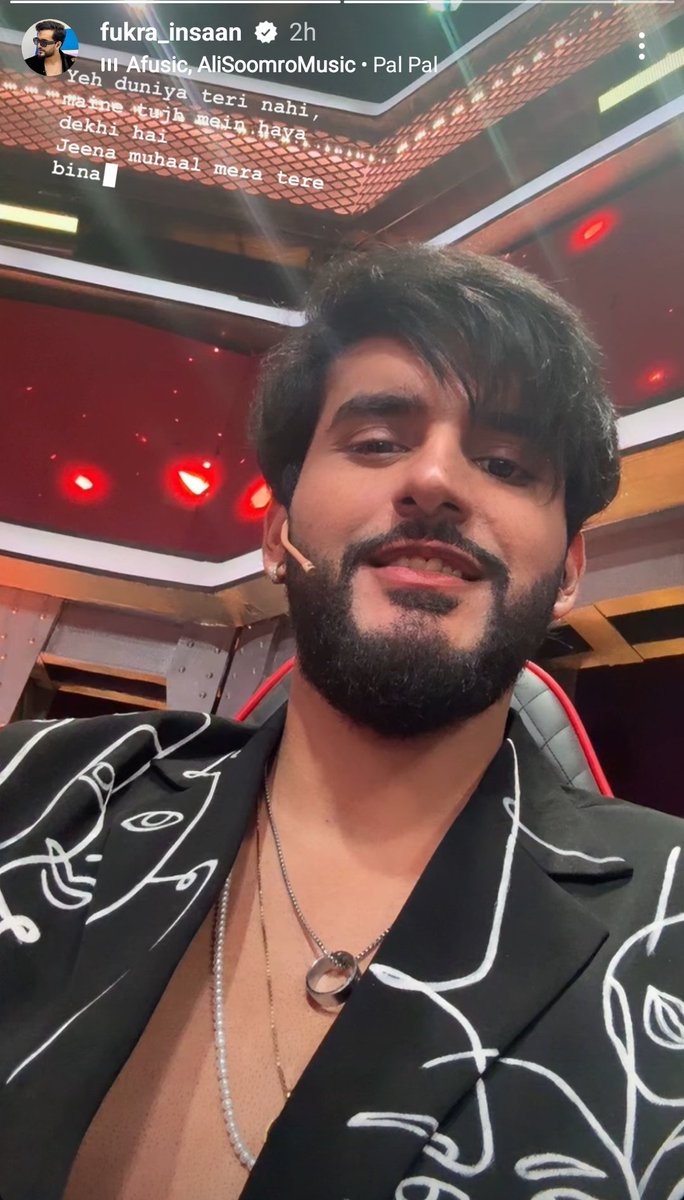 bumblebee172901's tweet photo. @RAJESHREEB21 Jiya ki engagement hai ya nahi pata nahi. But Ye kiski ring fukra gale main pehenne laga hai. https://t.co/AMQ3cdLUpE