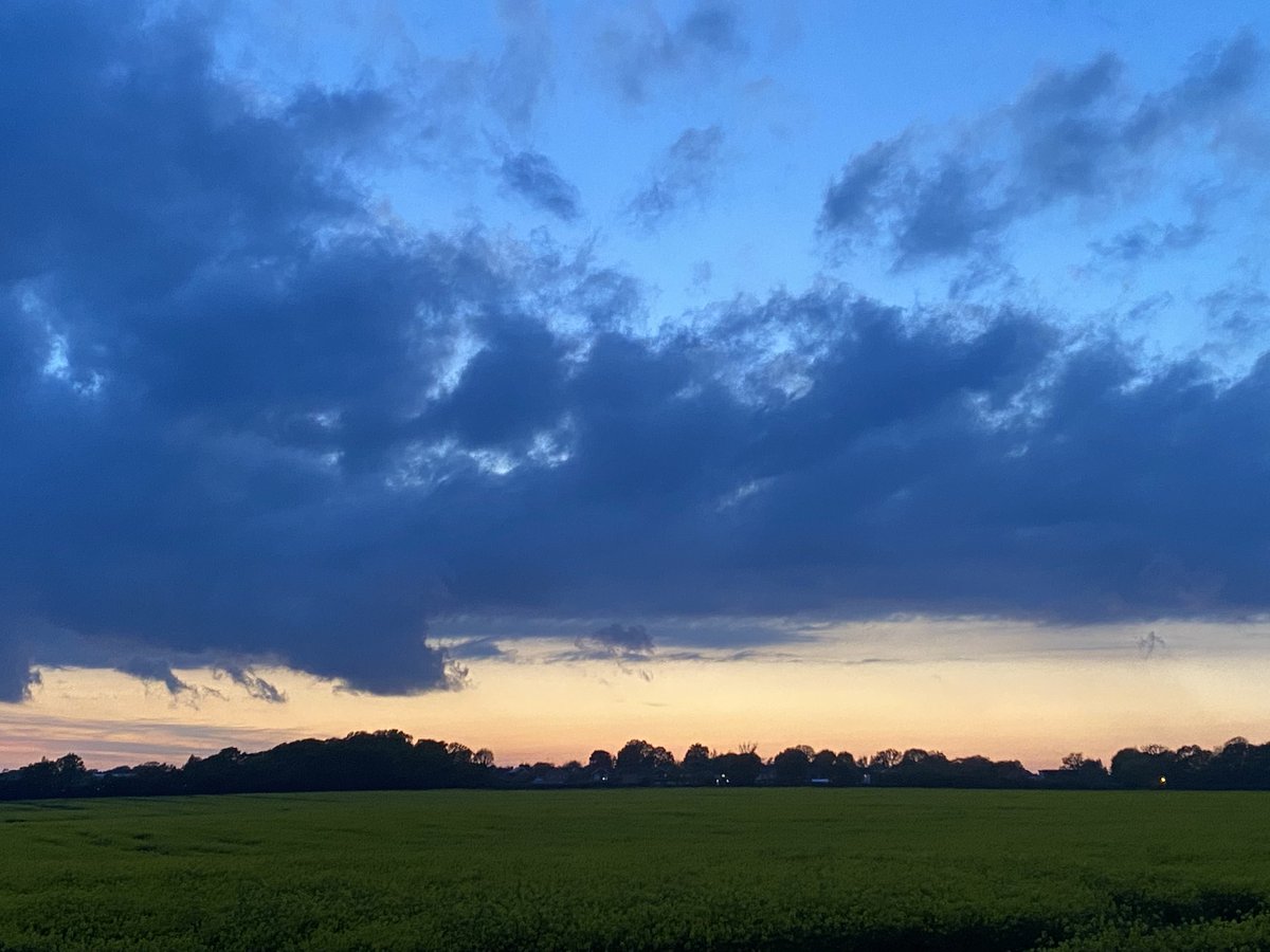 EszterEsztero's tweet image. A good run 🏃 was so much needed after Easter holidays as a reward we got to see a stunning sunset 🌅 display 🧡

#runforfun 
#HealthyLiving