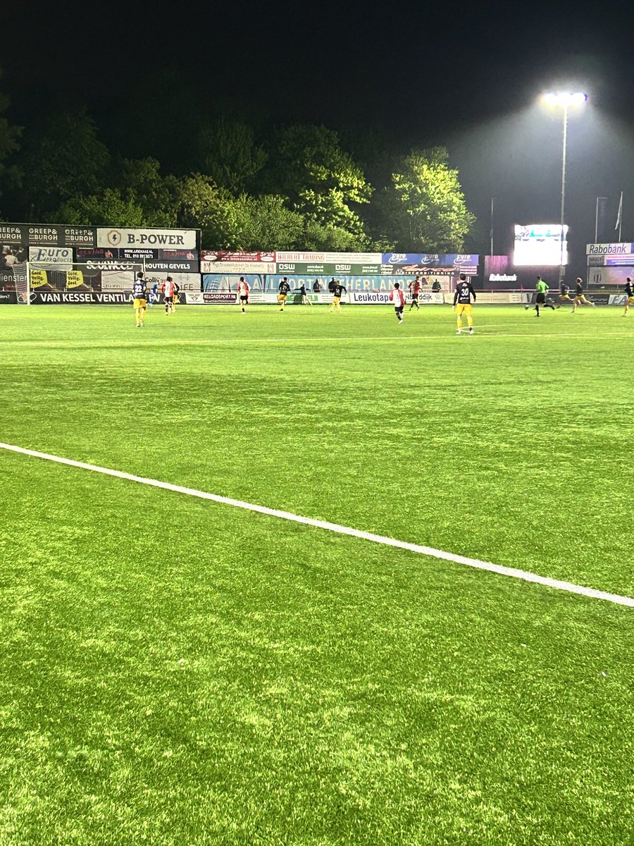 🇳🇱 Excelsior Maassluis (3rd tier) - Feyenoord U21

Some great goals ⚽️: 4 - 2

Referee: Geert den Ouden, former football professional - he knows all the tricks 😀

#football