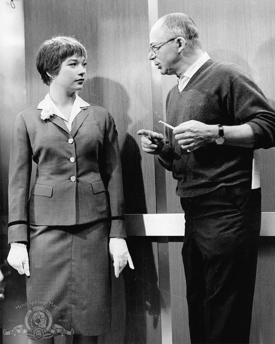 JuanmadelaPoza's tweet photo. Celebrando que #ShirleyMacLaine cumple 91 años con esta fotografía del set de #ElApartamento (#TheApartment, 1960), en la que aparece junto al maestro #BillyWilder. Una parte del #Hollywood dorado sigue vivo en la figura de la inolvidable Shirley MacLaine. Desde pequeña su carrera estaba enfocada a la danza, ya que su madre le obligó a tomar clases debido a sus problemas con la descalcificación de huesos, pero poco a poco se le empezó a despertar el gusanillo por la actuación. Su debut cinematográfico fue por la puerta grande ya que #AlfredHitchcock la fichó para #PeroQuiénMatóAHarry (1955) y cinco años más tarde consiguió su primera nominación al #PremioÓscar por #ComoUnTorrente (1960), por la que había cobrado 37 500 dólares. A lo largo de su carrera no fue una actriz de grandes cachés, ya que por #IrmaLaDulce cobró 350 000 dólares más el 7.5 % de los beneficios o por #DosMulasYUnaMujer (1970) otros 800 000 dólares más el 10 %. En su vida privada, dos de los pilares fundamentales son la espiritualidad y la reencarnación. Desde que a los 18 años avistara su primer ovni, el interior de la estrella no volvió a ser el mismo. Empezó a realizar viajes de autoconocimiento y participa en experiencias místicas con las que intenta entender qué se esconde tras la vida. Parte de sus conocimientos los ha reflejado en una decena de libros, entre ellos, «Bailando en la luz» (1985) y «El camino» (2011), escrito tras realizar el peregrinaje de Saint Jean Pied de Port a Santiago de Compostela. La actriz estadounidense realizó su interpretación más famosa en «El apartamento». En «El apartamento» C.C. Baxter (#JackLemmon) es un modesto, pero ambicioso empleado de una compañía de seguros de Manhattan. Está soltero y vive solo en un discreto apartamento que presta ocasionalmente a sus superiores para sus citas amorosas. Tiene la esperanza de que estos favores le sirvan para mejorar su posición en la empresa. Pero la situación cambia cuando se enamora de una ascensorista (Shirley MacLaine) que resulta ser la amante de uno de los jefes que usan su apartamento (#FredMacMurray). En «El apartamento» Billy Wilder, una vez más, mezcla lo hilarante con lo corrosivo con un Jack Lemmon impresionante en el papel de un oficinista que entrega una y otra vez su dignidad en forma de apartamento para que sus jefes lo usen como casa de citas. Claro que Shirley MacLaine bien merece, incluso para el más dócil, rebelarse contra la tiranía. La película es una crónica hermosa de aquellos personajes grises, ninguneados por sus superiores, gente en cuyo destino no interviene ningún hado redentor, sino que avanzan contra la corriente previsible de su camino con la determinación de aquellos que no tienen más opciones en la vida que aguantar lo que se les venga.Durante gran parte del rodaje de «El apartamento» la relación de Billy Wilder con Shirley MacLaine fue completamente diferente a la que tuvo con Jack Lemmon. El director le dio a la actriz un guion con tan solo cuarenta paginas. Su intención era que ella no supiera lo que pasaría en el tercer acto de la película. De esta forma consiguió que la actriz pensase que todavía no habían terminado de escribir el guion. Eso hizo que no se fiase demasiado del resultado final del filme. Cuando finalizó la 33.ª edición de los Premios Óscar, Billy Wilder le envió un telegrama a Shirley MacLaine diciéndole: «Querida Shirley, lamento que no hayas obtenido el Óscar, pero no puede enfrentarse uno a una traqueotomía». El director hacia referencia a la operación de garganta a la que había sido sometida #ElizabethTaylor. La temperamental actriz, una vez enterada del comentario, protestó por la falta de sensibilidad del director austríaco, calificándolo de imbécil y pequeño enano inmundo. «El apartamento» ganó cinco Premios Óscar de diez nominaciones: mejor película, mejor director, mejor argumento y guion
escrito directamente para la pantalla, mejor montaje y mejor dirección de arte (blanco y negro).
