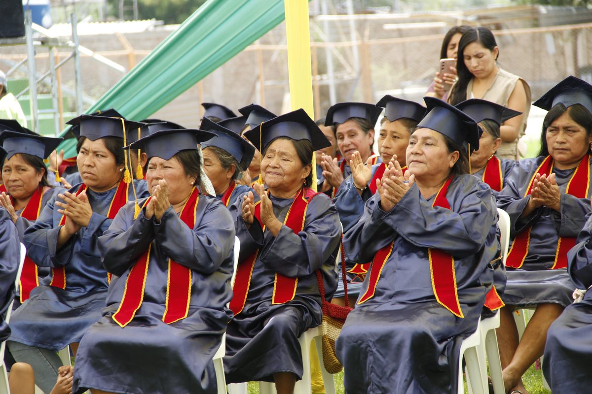 🎓 En Cura Mori, Piura, más de 200 mujeres jóvenes y adultas dieron un paso valiente hacia el futuro al culminar su educación primaria a través del programa de alfabetización “Ella Escribe su Futuro”, implementado por CARE Perú y financiado por <a href="/LancomeFR/">Lancôme France</a> 

#EllaEscribeSuFuturo