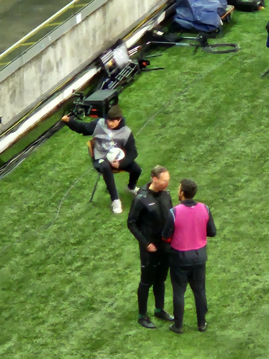UlrichDePoorter's tweet photo. Hoe laag kan union vallen. Trainer die ballenjongen gaat intimideren pmdat die "te snel" de bal wil overhandigen aan speler van union. Top ... maar er vanaf kmmt met een vriendelijk gesprek... #cluusg https://t.co/AtbK17SP7a