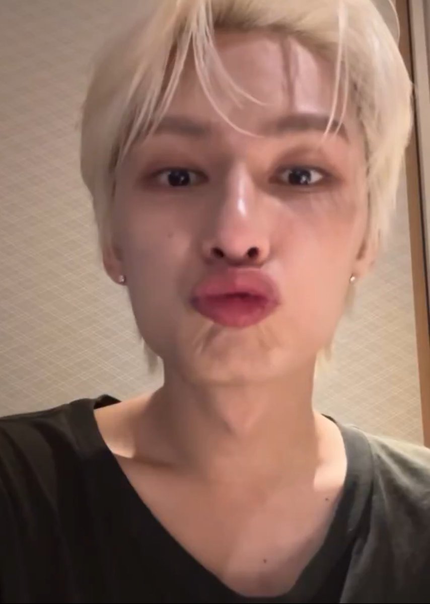 junsnyang's tweet photo. kisses from jun 💋 https://t.co/Pawgh3h7Si