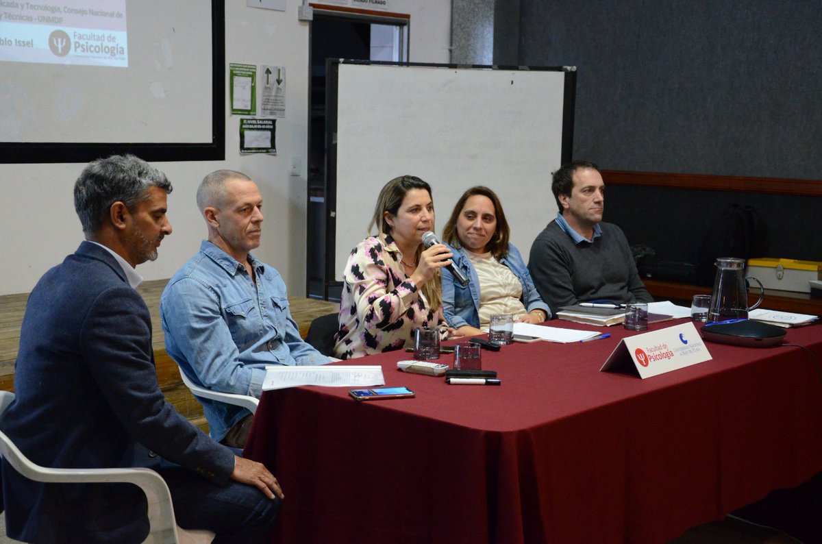 Participamos de una mesa de trabajo en la Facultad de Psicología de #MarDelPlata el marco del cambio de currícula, con un maravilloso método democrático de discusión junto a referentes de distintos ámbitos de la salud, para pensar ⬇️