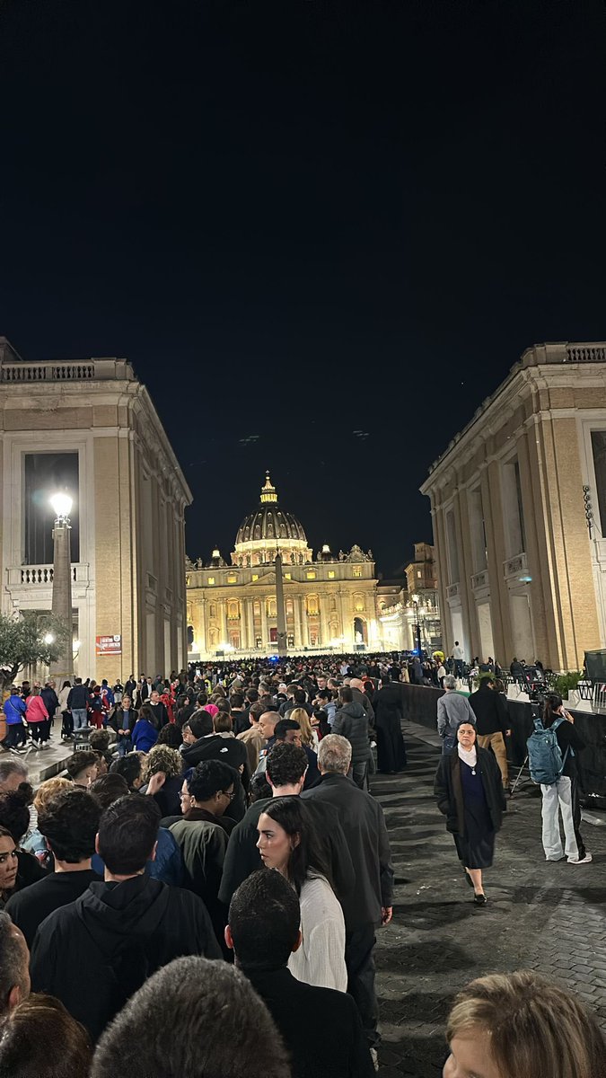 I #ragazzi di oggi sono pigri.
I ragazzi di oggi non “sentono” ma filtrano tutto attraverso uno schermo, non si impegnano e non hanno valori.
Fermiamoci. Lasciamoci dare una lezione da loro, dai ragazzi della #GenerazioneZ: 23 e 25 anni i miei figli. Semplicemente #PapaFrancesco