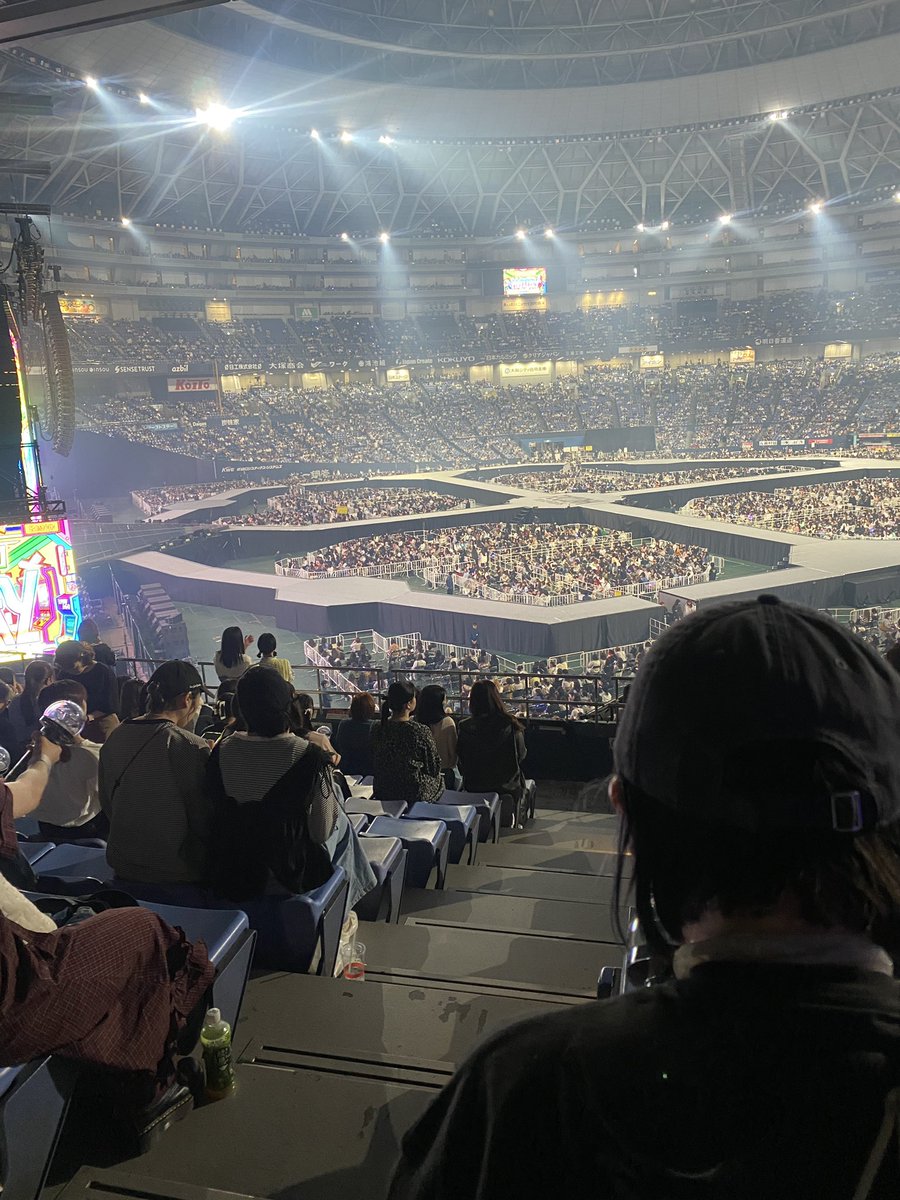 Papillon_chan's tweet photo. 3塁下段28列目はこんな感じだったよ👼
メインステージ全体は見れないけどそんな皆入らないから見切れ席だったけど良かった！！

#Holidayinosaka #SEVENTEEN_HOLIDAY #SEVENTEEN #京セラドーム大阪 https://t.co/MpJbAAXjJV