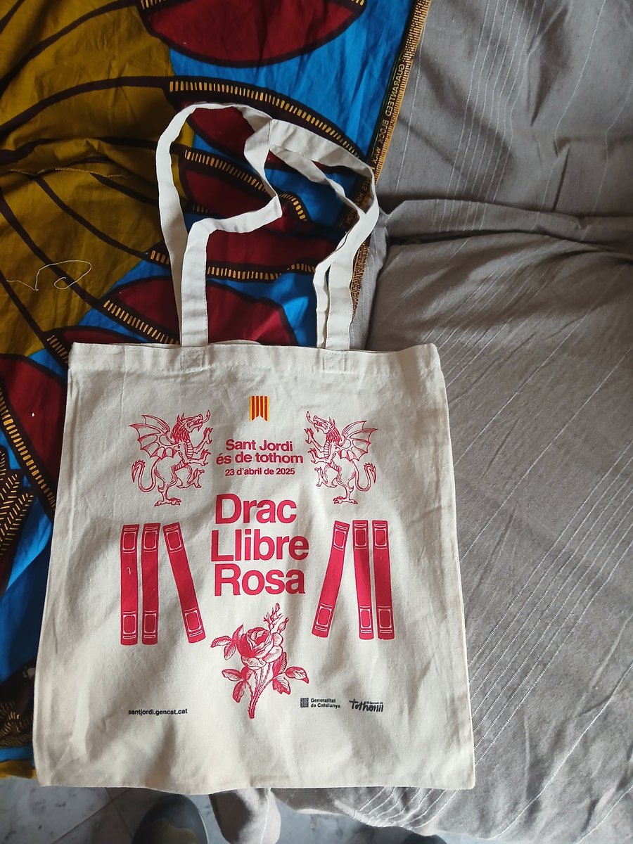 La diada de Sant Jordi d'ahir va ser meravellosa, com sempre, però si algú vol aquesta bossa que m'ho digui. Aquest "de tothom" així com totes les instruccions del govern de com l'havíem de viure desplegades en parades d'autobús i a l'interior de diaris a mi m'ofenen.