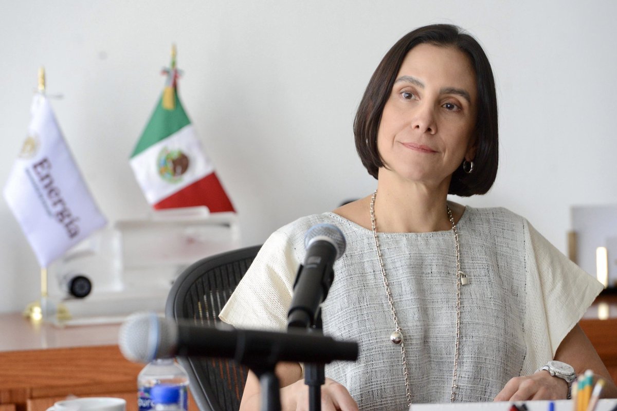 LuzElena_GE's tweet photo. ¡Hoy inicia una nueva etapa para la política energética de México! Con la creación del Comité de Asignaciones, Contratos y Permisos de la @SENER_mx, damos un paso firme hacia un modelo más justo, ordenado y transparente en la toma de decisiones autorizaciones del sector.

Este Comité resolverá de manera colegiada y con base en principios de sustentabilidad, autosuficiencia y #TransiciónEnergética, para garantizar un suministro seguro, eficiente, asequible y que llegue a toda la población.

Se elimina así, la discrecionalidad del pasado, y se fortalece la justicia, la seguridad y la #SoberaníaEnergética del país, alineando cada decisión con los objetivos del Segundo Piso de la Cuarta Transformación. 

Junto a las Subsecretarías de Planeación, Electricidad e Hidrocarburos, así como de las áreas clave de Estrategia, Vinculación Interinstitucional y Seguimiento de Proyectos e Inversiones, y de Impacto Social, Consulta Previa y Ocupación Superficial de la #SENER, presido este Comité.

Con este paso reconfiguramos las reglas del sector para dar certeza jurídica, impulsar proyectos con visión de futuro y asegurar que la energía esté al servicio del pueblo, #EnergíaEsBienestar.