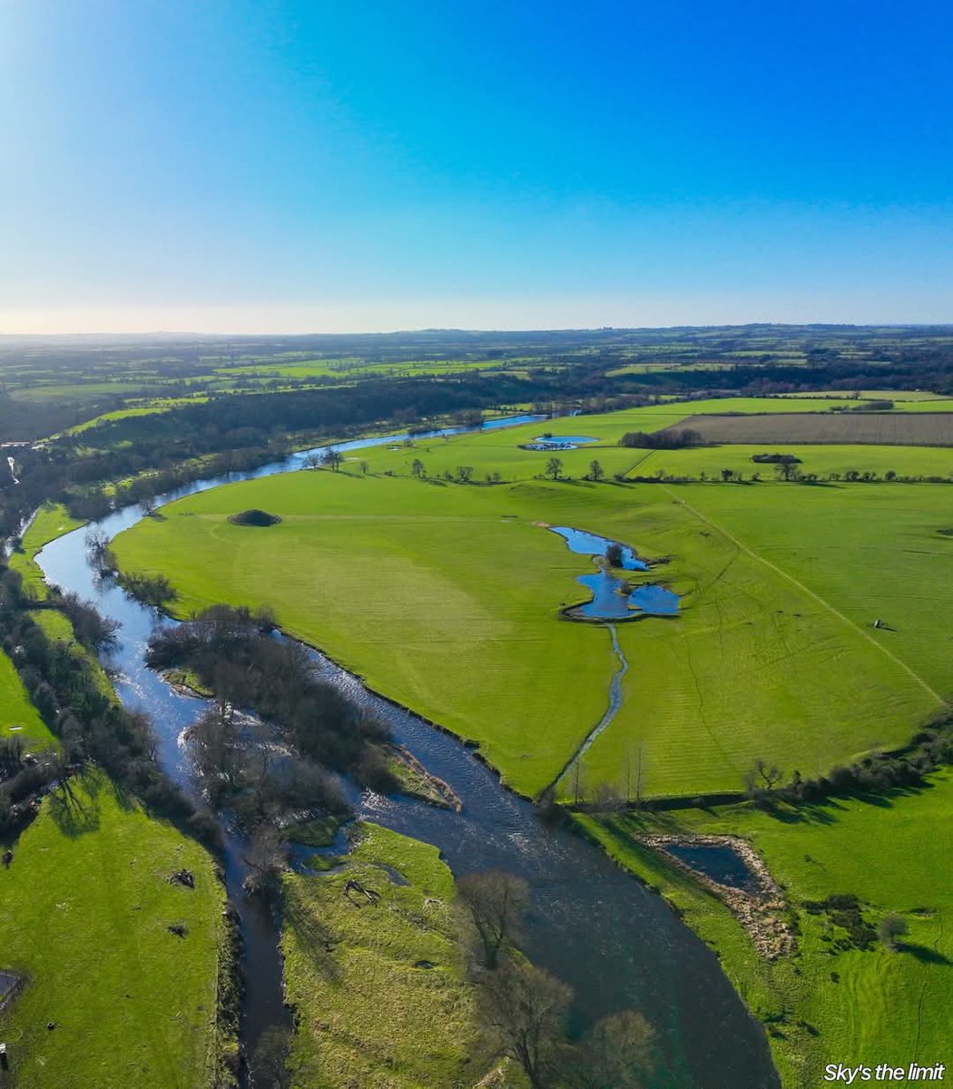 ThisIsIreland3's tweet image. 📍River Boyne, rising in the Bog of Allen, County Kildare, and flowing 110 km northeast to enter the Irish Sea just below Drogheda 💚🏞️

📸 Sky&apos;s the limit 

#keepdiscovering #Ireland #Beauty