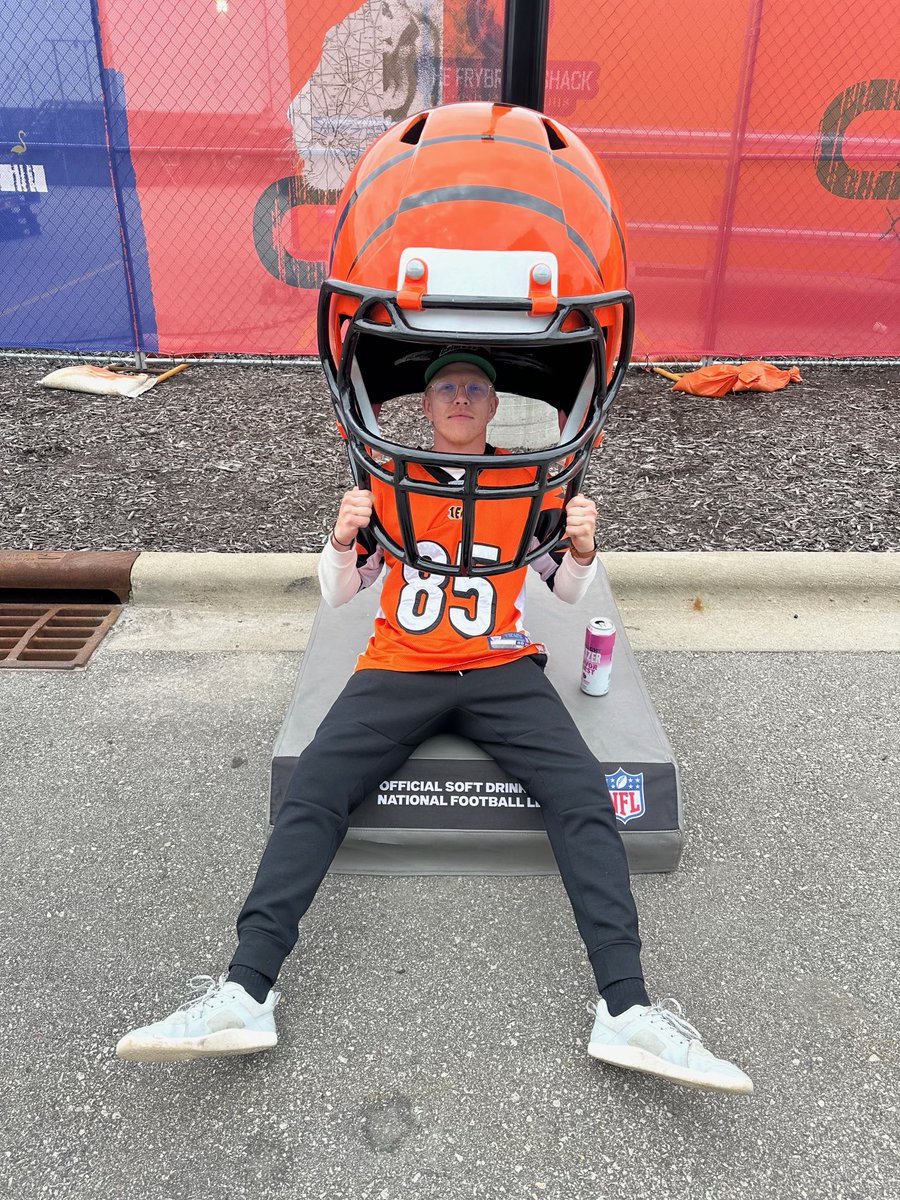 ajchaff's tweet photo. Holding it down @ochocinco https://t.co/ZRJ3bmocxJ