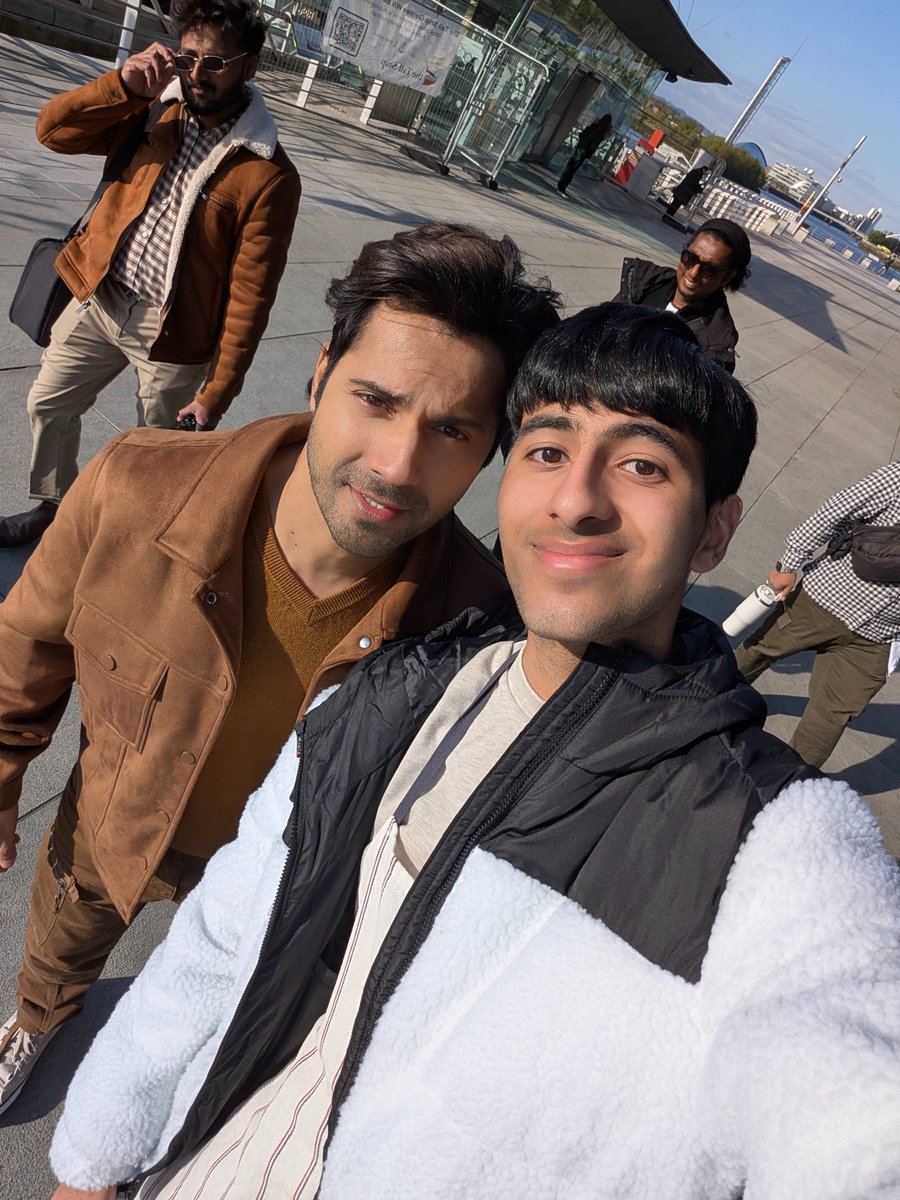 KhushKhushi72's tweet photo. A Birthday On Set! 🥳🎉 #HappyBirthday To Everyone's Fave Superstar! 🥹#JugJuggJeeyo Hehe! 😝 #MainTeraHero #VarunDhawan #HaiJawaniTohIshqHonaHai #HJTIHH #VD #PoojaHedge #DavidDhawan #MrunalThakur #BollywoodSet #Actor #Star #Bollywood #UK #Scotland #SaaimKhushiAslam #Khabaratzi https://t.co/y1tQjZMwRC