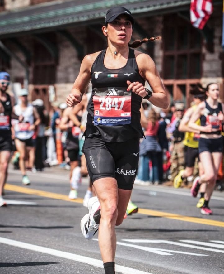 SSLazioOrg's tweet image. 𝘽𝙪𝙧𝙘𝙞𝙣 𝙎𝙤𝙣𝙢𝙚𝙯 alla storica 𝗺𝗮𝗿𝗮𝘁𝗼𝗻𝗮 𝗱𝗶 𝗕𝗼𝘀𝘁𝗼𝗻 negli Usa è arrivata prima italiana fermando il cronometro in 2h54’35”. Già prima italiana a Londra e dopo il risultato alla maratona di Roma 2h45’39” 8° e sempre prima italiana! 
🤍🩵🦅#bostonmarathon