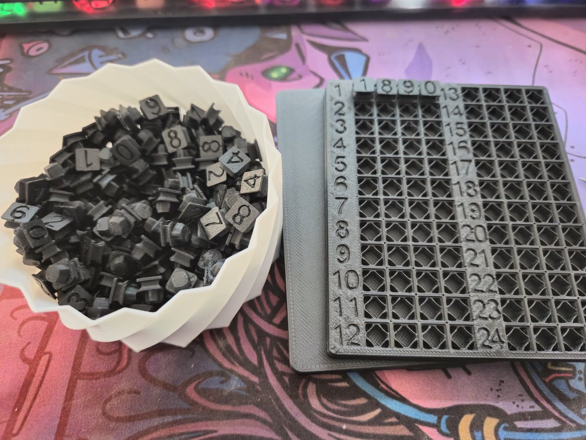 Uma das primeiras coisas que imprimi com minha impressora 3D: um backup de seeds. Sei que PLA não é perfeito (fogo derrete), mas já é bem melhor que papel — resistente a água, umidade e mais discreto. Pinos encaixam firme, mas penso em colar. O que acharam?