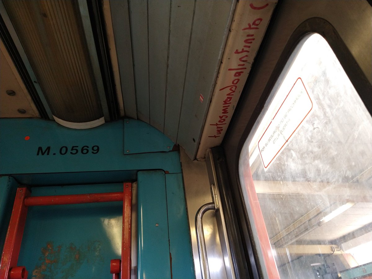 jesusalberto333's tweet photo. @MetroCDMX @GCalderon_Metro @ClaraBrugadaM 
Pintaron en la parte arriba de la puerta vamos en dirección a Martin carrera de linea 4 https://t.co/1MgYW4bBNO