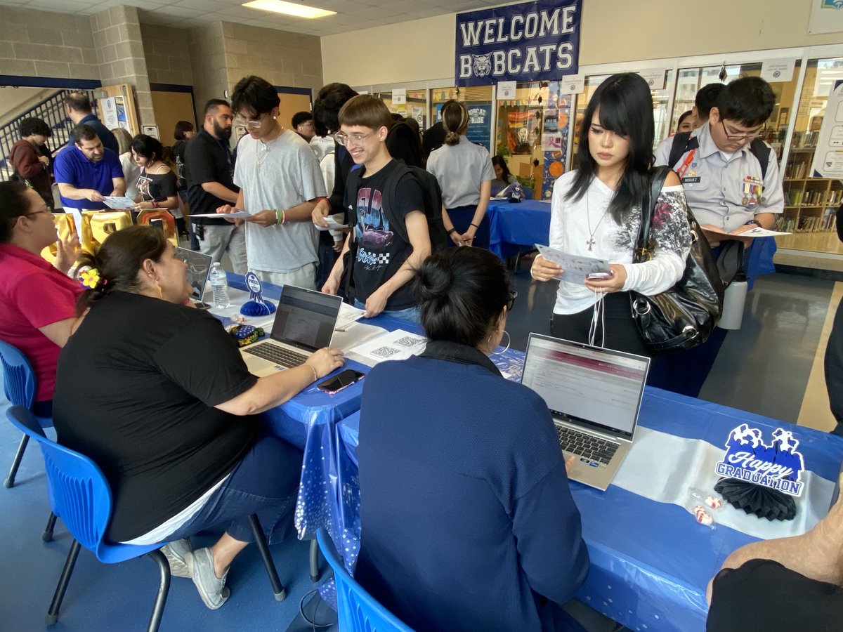 SSAISDssahs's tweet photo. A huge thank you to all the seniors who stopped by our Graduation One-Stop-Shop Pop-Up! Students got answers to questions about credits, CPR, graduation requirements from counselors, and more! We’re incredibly proud of the Class of 2025! #PawsUp #classof2025 #GraduationReady https://t.co/HukawiDCd5