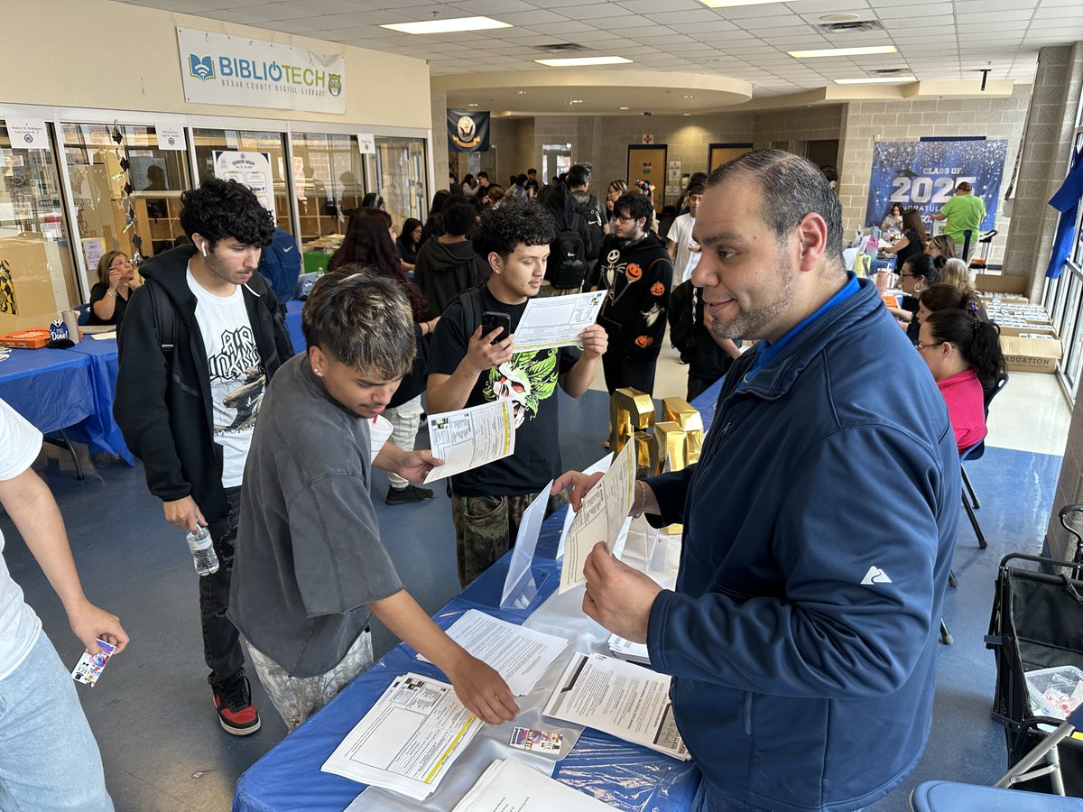 SSAISDssahs's tweet photo. A huge thank you to all the seniors who stopped by our Graduation One-Stop-Shop Pop-Up! Students got answers to questions about credits, CPR, graduation requirements from counselors, and more! We’re incredibly proud of the Class of 2025! #PawsUp #classof2025 #GraduationReady https://t.co/HukawiDCd5