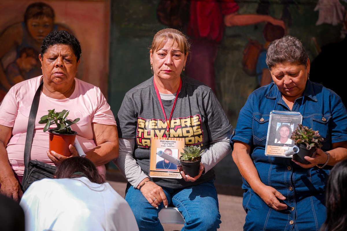 DanielRMed's tweet photo. #LasCuchasTienenRazón
En la comuna 13 de Medellín donde desde el 2002 ordenaron la barbarie de la operación Orión y decenas de operaciones militares más, la Institución Educativa Eduardo Santos que perdió 29 jóvenes entre estudiantes y egresados, decidió emprender una lucha por la verdad, la paz y la memoria, acogió a las madres víctimas y crearon el Museo Escolar de la Memoria MEM C13.