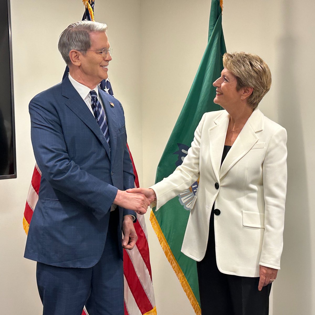 Karin Keller-Sutter (@keller_sutter) on Twitter photo Productive exchange with US Treasury Secretary <a href="/SecScottBessent/">Treasury Secretary Scott Bessent</a> in Washington: We discussed key economic issues and opportunities for enhanced collaboration between our two countries. <a href="/ParmelinG/">Guy Parmelin</a> Productive exchange with US Treasury Secretary <a href="/SecScottBessent/">Treasury Secretary Scott Bessent</a> in Washington: We discussed key economic issues and opportunities for enhanced collaboration between our two countries. <a href="/ParmelinG/">Guy Parmelin</a>