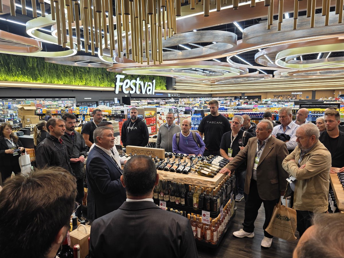 VISITAS TÉCNICAS A SUPERMERMERCADOS 🛒
 
En la última jornada de la misión comercial de #CAMEenBrasil, empresarios argentinos 🇦🇷 realizaron visitas técnicas para conocer experiencias y modelos de negocios supermercadistas del sur de Brasil 🇧🇷.