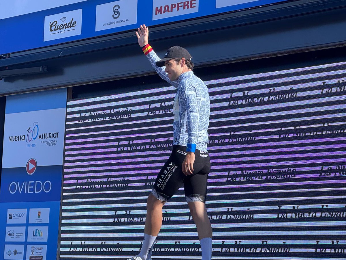 Sergio Trueba <a href="/Sergio_TruebaC/">Sergio Trueba</a> sube al podium en Llanes como primer líder de las Metas Volantes en esta <a href="/vueltasturias/">Vuelta Asturias</a> 2025. 

💪👏 ¡Enhorabuena, campeón! 

#VueltaAsturias2025