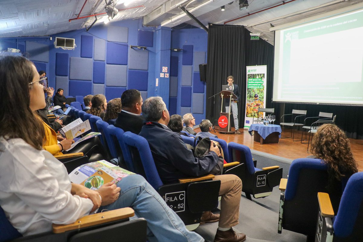 AgriculturaEc's tweet photo. Participamos en la presentación del proyecto Cacao BioAndino II, un espacio estratégico para el fortalecimiento del cacao fino de aroma en la región andina. Se compartieron experiencias, desafíos y soluciones para avanzar hacia una producción más sostenible, trazable y con comercio justo. Esta iniciativa, liderada por @AVSF_ONG y #ALCACAO, con el apoyo de @FranceEquateur y @AFD_es, impulsa el empoderamiento de pequeños productores en Colombia, Ecuador y Perú, conectándolos con mercados diferenciados y responsables.

El evento fue una muestra clara del compromiso colectivo por transformar la cadena del cacao andino, reconociendo su profundo valor cultural, social y económico.🍫🌱

#ElNuevoEcuador