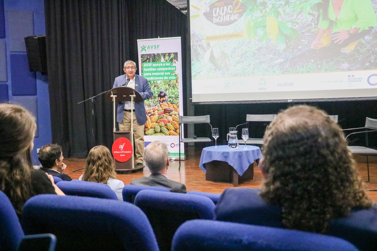 AgriculturaEc's tweet photo. Participamos en la presentación del proyecto Cacao BioAndino II, un espacio estratégico para el fortalecimiento del cacao fino de aroma en la región andina. Se compartieron experiencias, desafíos y soluciones para avanzar hacia una producción más sostenible, trazable y con comercio justo. Esta iniciativa, liderada por @AVSF_ONG y #ALCACAO, con el apoyo de @FranceEquateur y @AFD_es, impulsa el empoderamiento de pequeños productores en Colombia, Ecuador y Perú, conectándolos con mercados diferenciados y responsables.

El evento fue una muestra clara del compromiso colectivo por transformar la cadena del cacao andino, reconociendo su profundo valor cultural, social y económico.🍫🌱

#ElNuevoEcuador