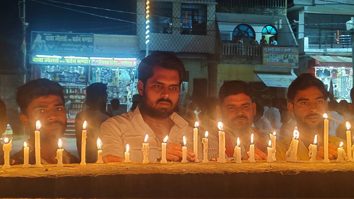 Anshu_amethibjp's tweet photo. कश्मीर के पहलगाम में आतंकवादियों के हमले में मृत हुए पर्यटकों को मुसाफिरखाना नगर में कैंडल मार्च नि��ालकर श्रद्धांजलि अर्पित  की गई 🙏

आतंकवाद मुर्दाबाद 😡 https://t.co/uVtFkUCzUD