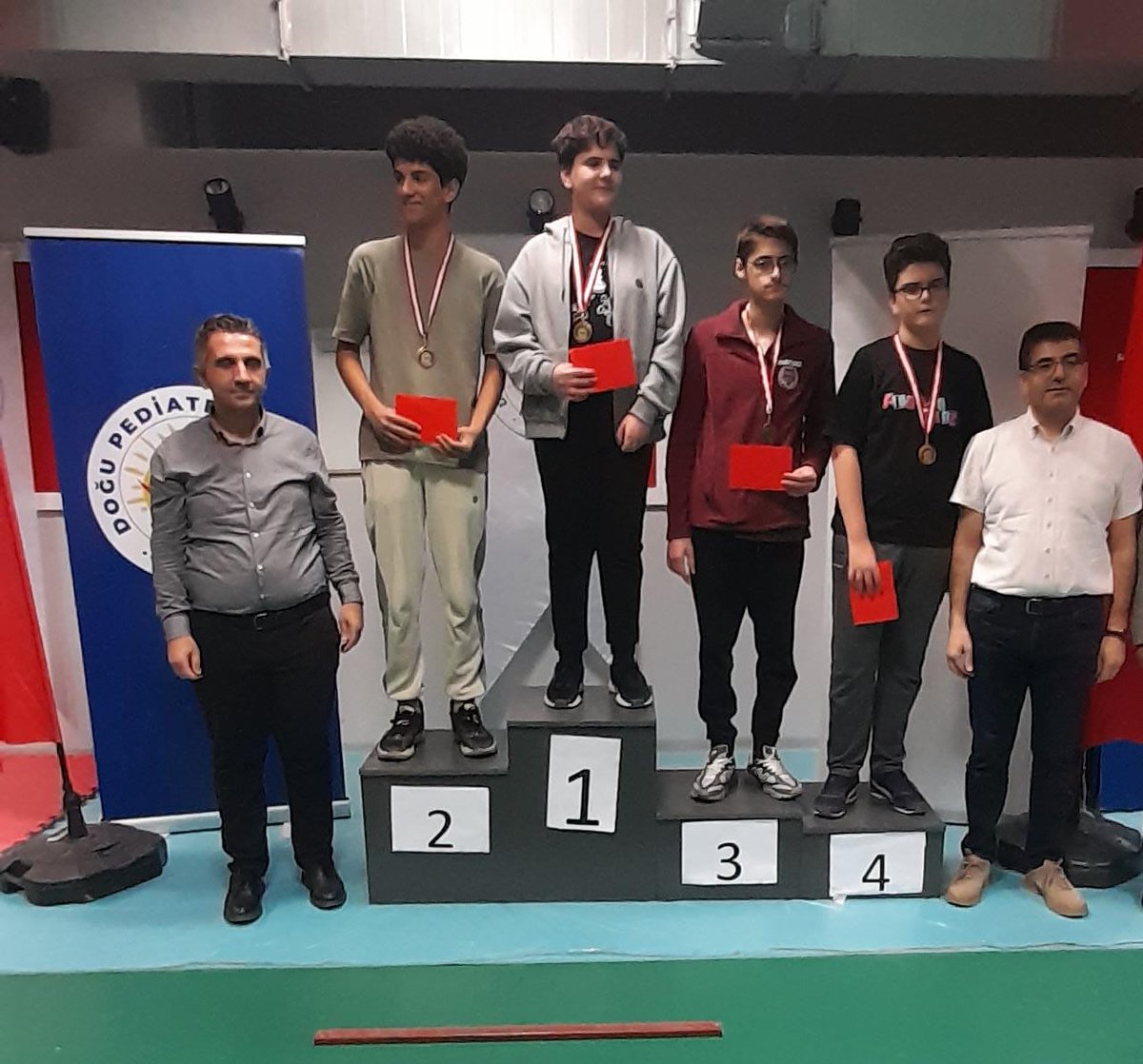 🥇 BÜYÜK GURUR!
9. sınıf öğrencimiz Muhammed Doruk Öztepeli, Doğu Pediatri Derneği’nin düzenlediği ve 17 ilden 150 sporcunun katıldığı 3. Satranç Turnuvasında şampiyon oldu! 👏♟️
#DAL #DiyarbakırAnadoluLisesi