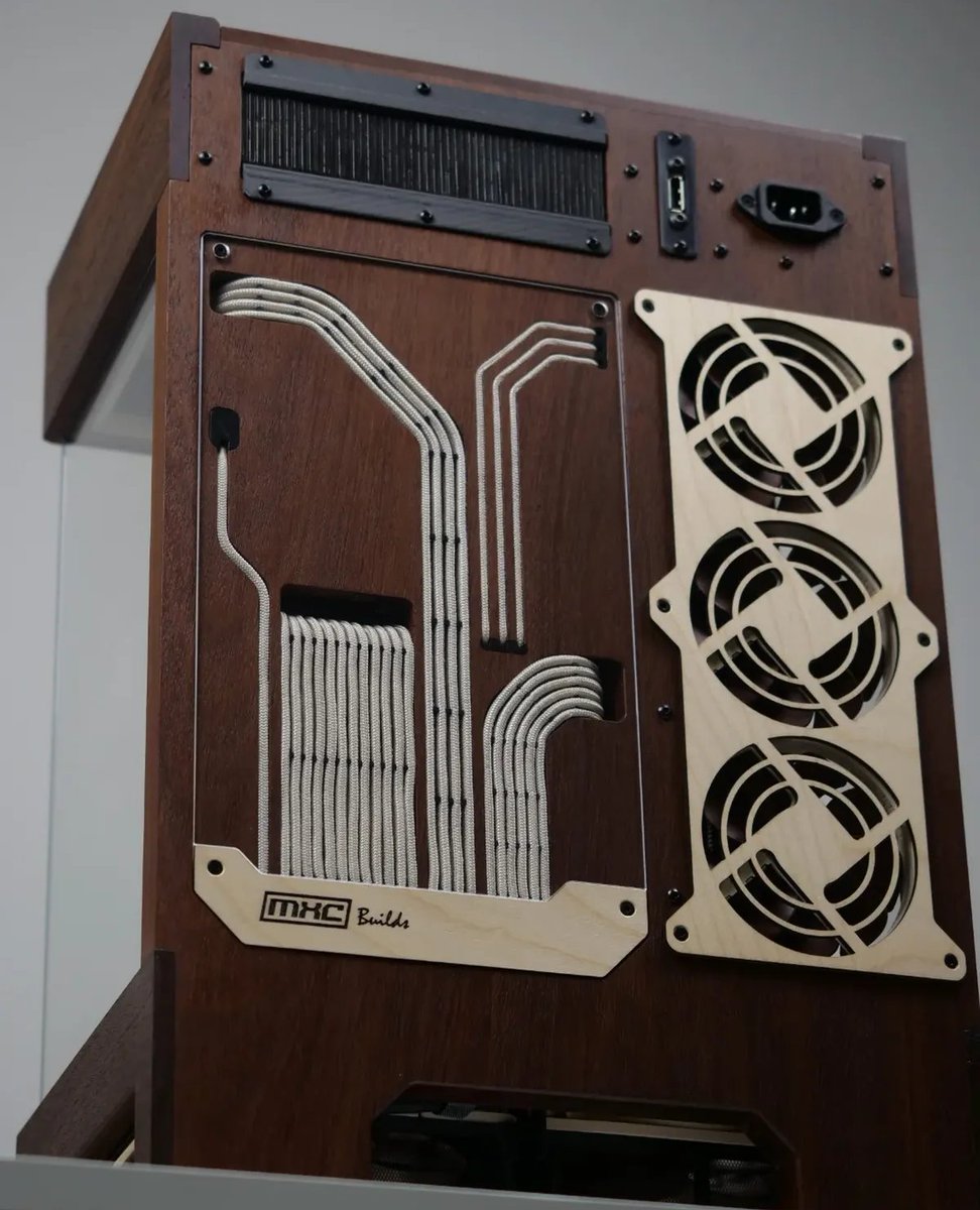 OfficialPCMR's tweet photo. Check out this Custom Wood masterpiece by our subreddit user /u/mattzzz199. Classy and clean.

https://t.co/lNF7EcJAJZ https://t.co/2K8J3987wm
