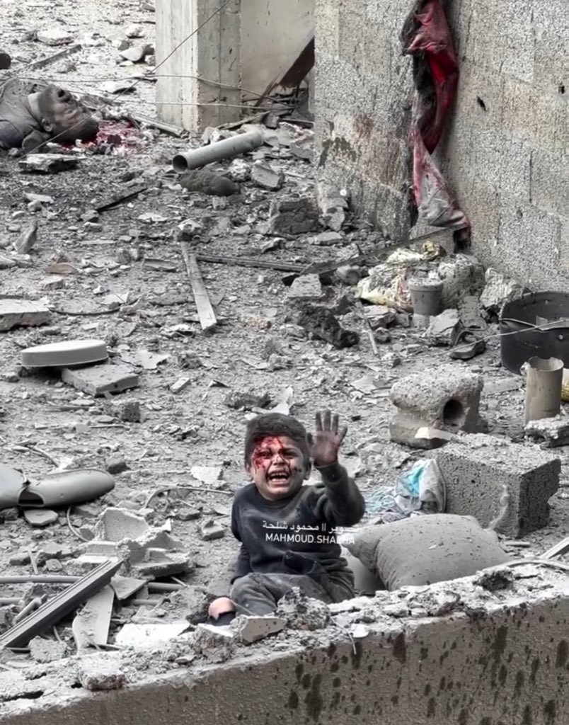 ahmedhijazee's tweet photo. لم يكن فوق سطح الجيران، بل كان مقذوفًا إليه من شدة الانفجار، جسده الصغير ملقى هناك، جريحًا، لا يقوى على الحراك، بجانبه ابيه وقد تحول إلى أشلاء، واخته كذلك، لم يتبق منها سوى أجزاء متناثرة.
الطفل، وسط الألم والدم والغبار، لم يصرخ فقط من الوجع، بل استنجد في العالم الصامت..
كان المشهد أقسى من أن يُحتمل، طفلٌ لا يطلب شيئًا سوى النجاة، سوى أن يُسمع صوته وسط هذا الضجيج المميت، لم يكن يطالب بمعجزة، فقط أن يُرى، أن يُعترف بألمه، أن يُنقذ من موتٍ تكرر كثيرًا في غزة..
واخر ما اكتب ولا اعلم كيف اكتب الى هذا الوقت، ما كتب عبدالله شرشرة
مشهد الطفل، وشقيقته على سطح الجيران إغتال آخر ما تبقى في قلبي من رغبة في البقاء في هذا العالم.