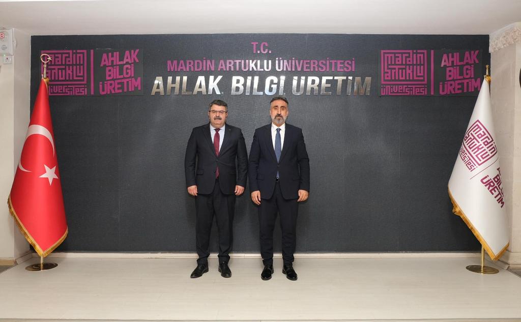 Suriye'nin Geleceği Paneli'nin 4. serisi kapsamında Mardin’e gelen İnsan Hakları ve Eşitlik Kurulu Üyesi Muhammed Ecevit Carti, Başkan Müşaviri Ayşegül Taşköprü Duran, Proje Koordinatörü Salih Günay ve Muhammed Tarık Ünaldı, Rektörümüz Prof. Dr. İbrahim Özcoşar’ı makamında