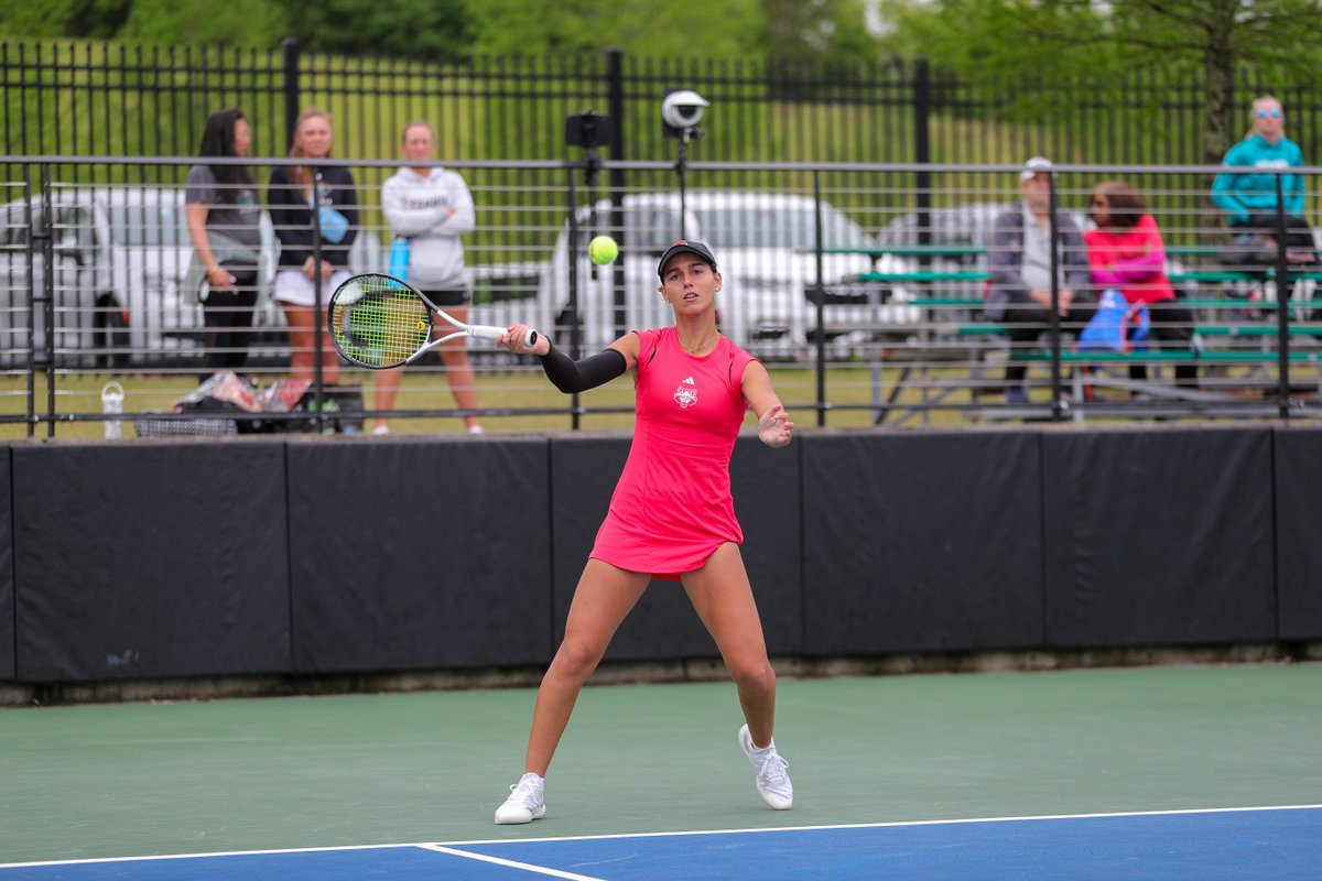 AStateTennis's tweet image. Carla takes a 6-2, 4-0 (ret.) win on Court 3 over Defne Erbakan to push the lead to 2-0!
#WolvesUp