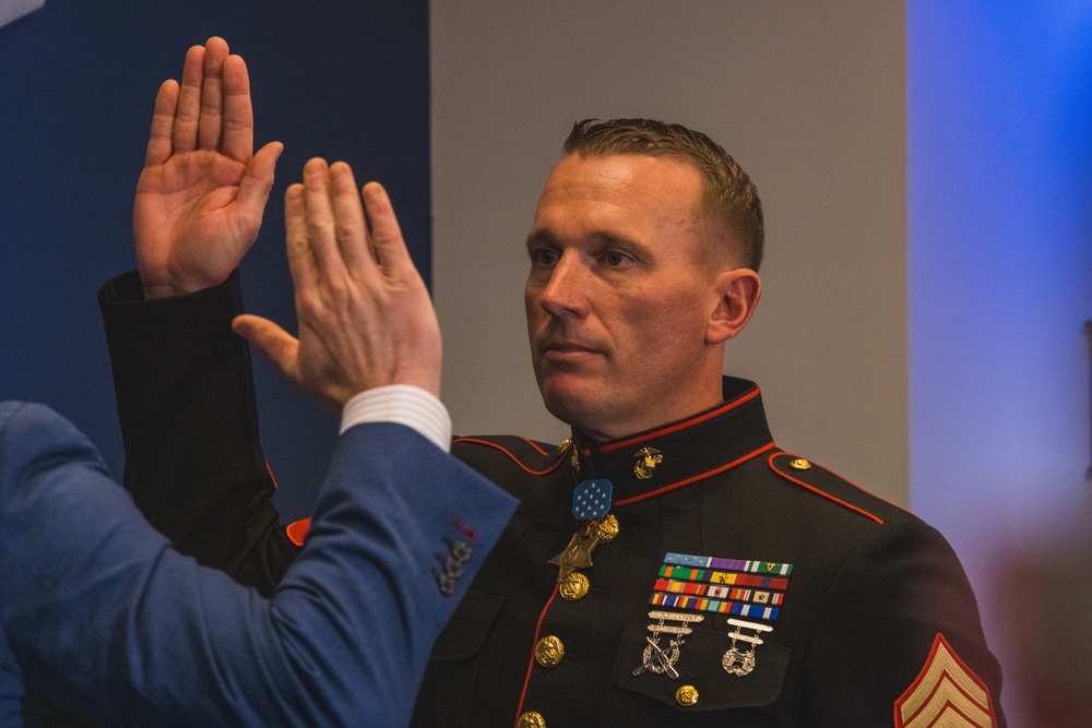 The Suck Life ⚔️ (@thesucklife) on Twitter photo <a href="/Dakota_Meyer/">Dakota Meyer</a> USMC (2006–2010, 2025–):
✔ Boot camp at MCRD Parris Island
✔ MoH for rescuing 36 troops under fire in Kunar, 2009
✔ Served with Embedded Training Team 2-8
✔ Reenlisted in Marine Corps Reserve after 15 years
✔ Only living MoH Marine currently serving
#Marines <a href="/Dakota_Meyer/">Dakota Meyer</a> USMC (2006–2010, 2025–):
✔ Boot camp at MCRD Parris Island
✔ MoH for rescuing 36 troops under fire in Kunar, 2009
✔ Served with Embedded Training Team 2-8
✔ Reenlisted in Marine Corps Reserve after 15 years
✔ Only living MoH Marine currently serving
#Marines
