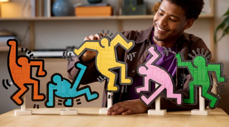 BrickFanatics's tweet image. LEGO Art 31216 Keith Haring Dancing Figures recreates the original pop art in brick-built form, but how closely does the LEGO set mimic the masterpiece?

brickfanatics.com/comparing-lego…

#LEGO #LEGOArt #KeithHaring #PopArt