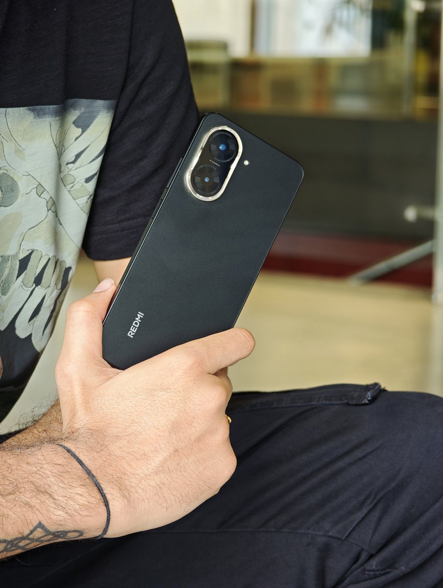 Huilgol's tweet photo. Midnight just found its match.
Rocking the Just Black Redmi A5 today — clean, bold, and effortlessly classic.
Now your turn:
What’s your go-to all-black fit to match this phone?
Drop your looks below — let’s see who serves the stealthiest drip!
#RedmiA5 #StyleMatch #ApkeSapnoKiUdaan #JustBlack