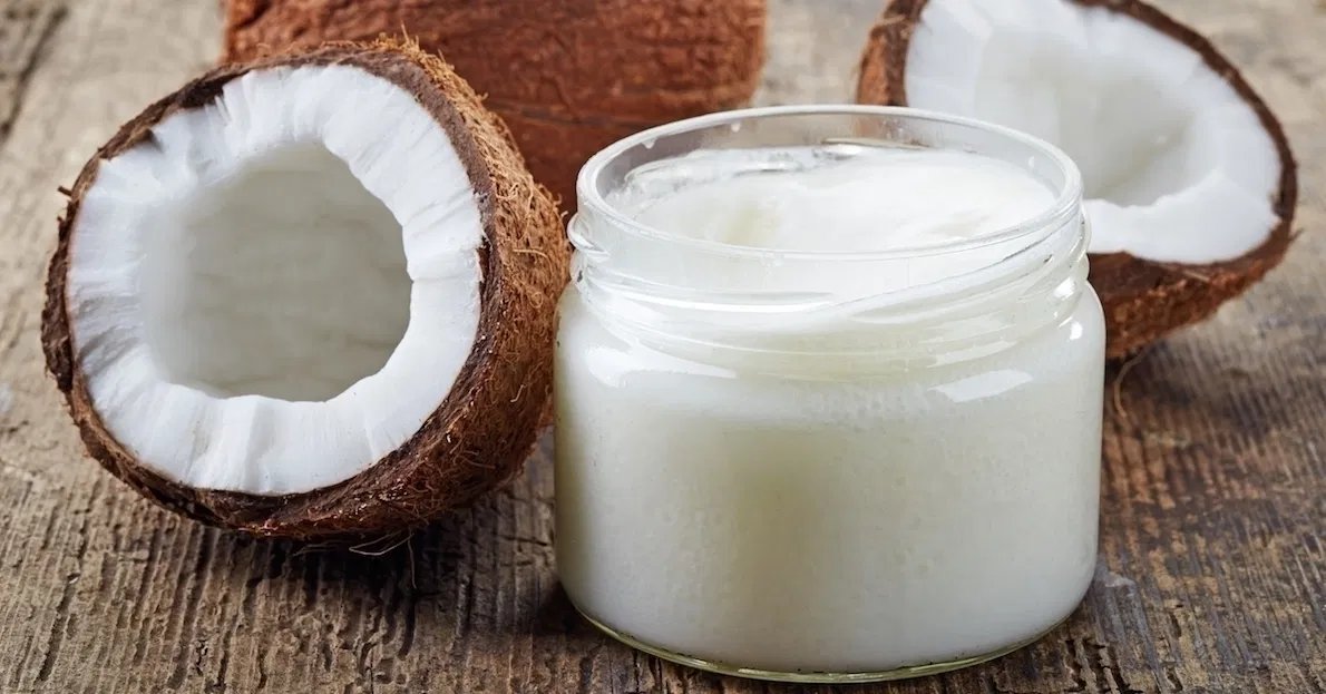 El aceite de coco no es solo para cocinar. 

Humecta tu cabello, blanquea tus dientes y nutre tu piel. 

Aquí tienes 5 maneras de incluirlo en tu rutina diaria: descúbrelas