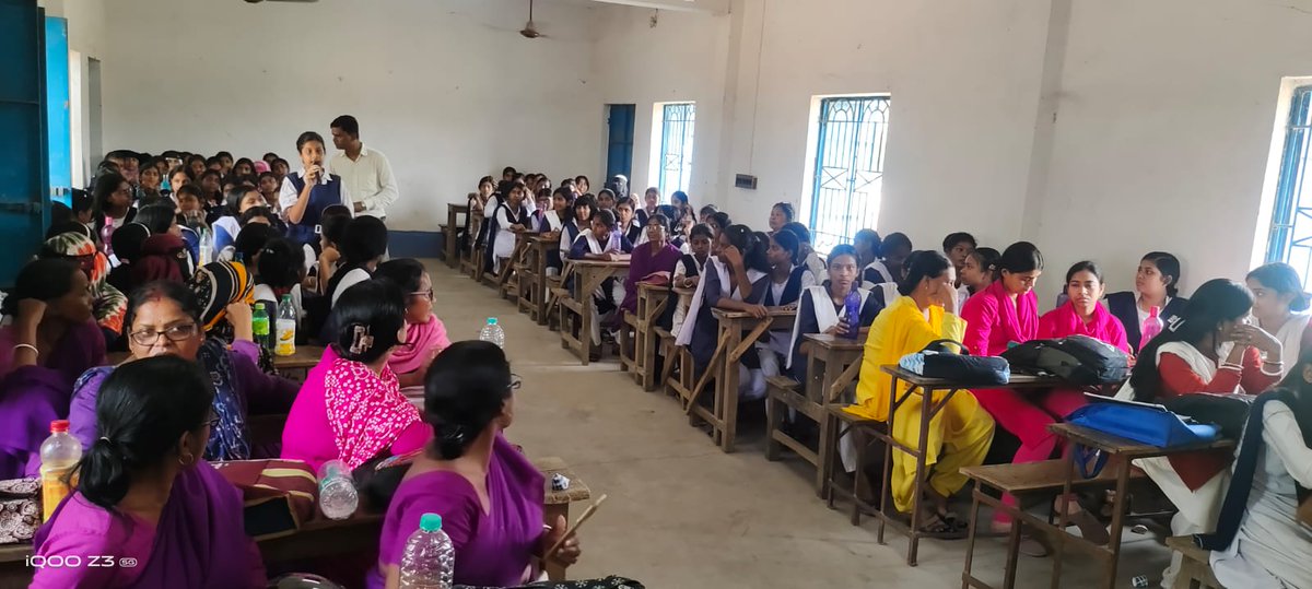 spbankura's tweet photo. Today, under the initiative of Bankura District Police, Sonamukhi Police Station organized an awareness programme at Dhanshimla Vidyabhawan (H.S.) on Cyber Crime, Child Marriage, and Safe Drive Save Life. Likewise, Indas Police Station conducted a similar awareness programme at Sanatashram Gurudham S.B. School (H.S.) on the same topics. A large number of students, teaching staff and local ASHA workers attended these events and highly appreciated the efforts of both Sonamukhi and Indas Police Stations.

আজ, বাঁকুড়া জেলা পুলিশের উদ্যোগে, সোনামুখী থানার ধানশিমলা বিদ্যাভবনে (উচ্চ মাধ্যমিক) সাইবার অপরাধ, বাল্যবিবাহ এবং সেফ ড্রাইভ সেভ লাইফ বিষয়গুলি নিয়ে একটি সচেতনতামূলক কর্মসূচির আয়োজন করা হয়। একইভাবে, ইন্দাস থানার সনাতাশ্রম গুরুধাম এস.বি. স্কুলে (উচ্চ মাধ্যমিক) এই একই বিষয়ে একটি সচেতনতামূলক কর্মসূচির আয়োজন করা হয়। বিপুল সংখ্যক শিক্ষার্থী, শিক্ষক এবং স্থানীয় আশা কর্মীরা আজকের এই অনুষ্ঠানে উপস্থিত ছিলেন।
@WBPolice