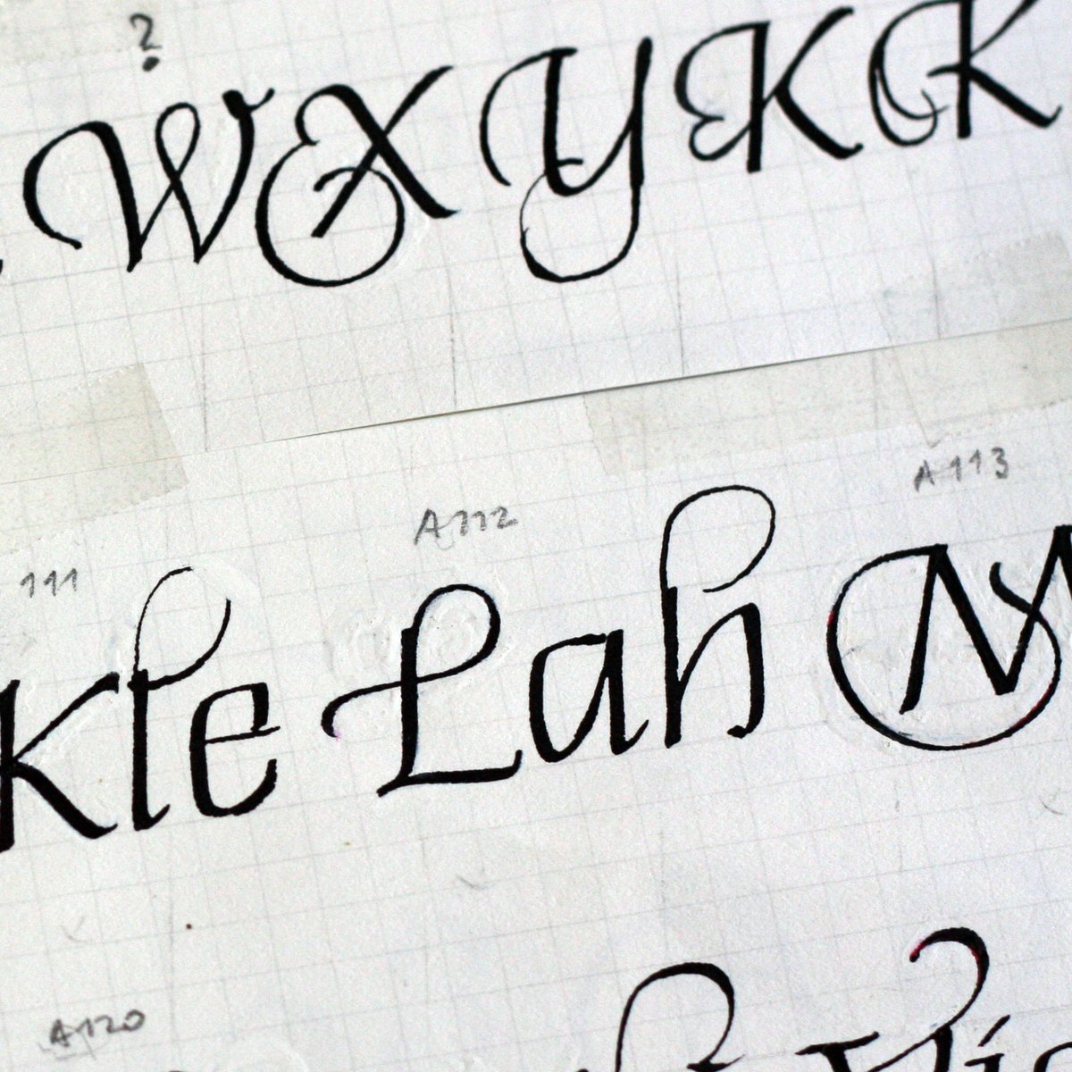 Original handwritten letters by Georg Salden.

ludwigtype.de/fonts/daphnesc…