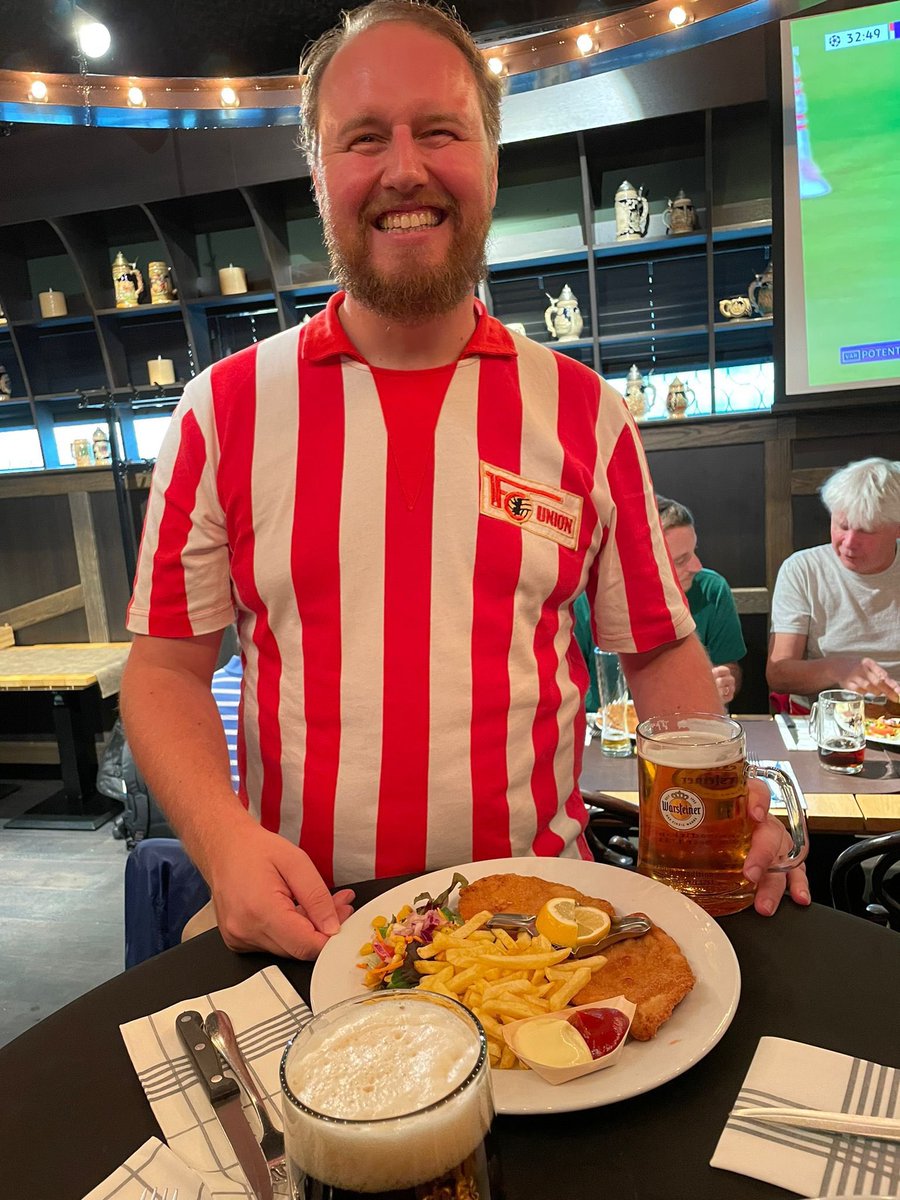 Staantribune's tweet photo. Morgen is het #FootballShirtFriday in Groot-Brittannië, een actie voor het goede doel. Staantribune vroeg zich af waarom we dat eigenlijk niet in Nederland doen, een land met een grote voetbaltraditie en schitterende shirts. Daarom hebben wij Voetbalshirt Vrijdag in het lezen geroepen!

Trek morgen een voetbalshirt aan naar werk/school/anders, maak daarvan een foto, post die op X én doneer een paar euro aan @SupCasper, dat onderzoek doet naar behandelmethoden tegen alvleesklierkanker. Gebruik wel de hashtag #VoetbalshirtVrijdag en/of tag @Staantribune.

De vijf mooiste shirtdragers krijgen een cadeau, aangeboden door https://t.co/n2yz7Hnp5d, namelijk een mooie Mystery Box.

Meer over #VoetbalshirtVrijdag
➡️ https://t.co/TReBzhW0zw