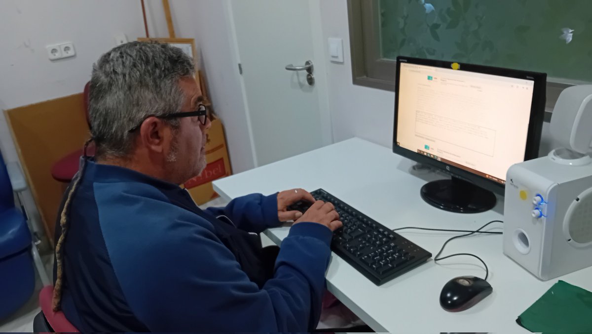 Juanjo maneja genial todos los dispositivos que caen en sus manos. Aquí, escribe, mientras escucha la música que más le gusta. #aspainca #sepad