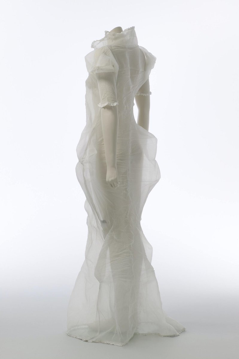 EVENING DRESS DESIGNED BY YOSHIKI HISHINUMA .