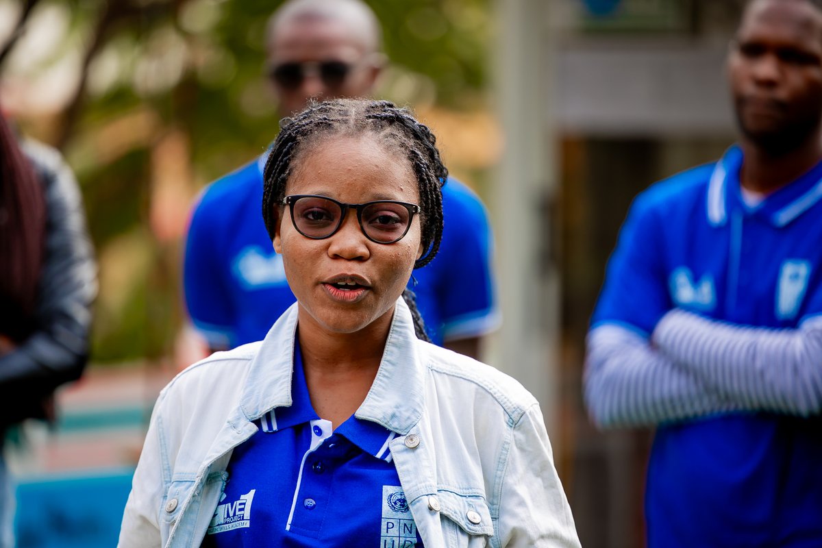 PNUDBenin's tweet photo. En cette Journée internationale des #GirlsinICT, le @PNUDBenin met à l'honneur Peace Folly, une jeune fille de 22 ans, qui aspire à transformer l'agriculture au Bénin grâce à la #cybersécurité et à l'#IA.
Découvrez son parcours !
▶️ https://t.co/bhq5CPnZED
#Give1 #UNDPWACA https://t.co/ueNI5W7Fws