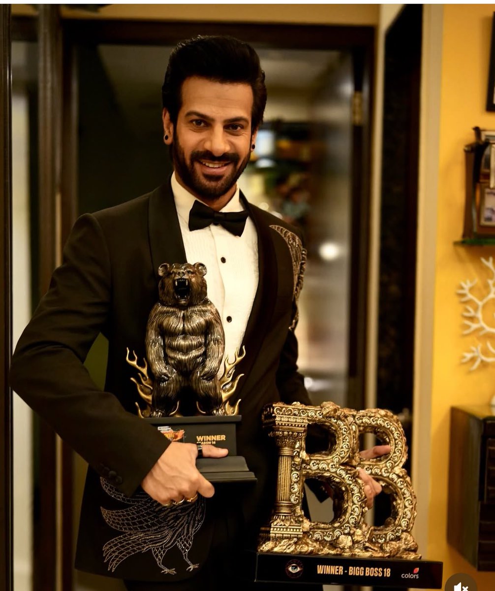 shashazzz12's tweet photo. #ElvishYadav will never get over #KaranVeerMehra’s victory. Even at such times his first thought was about Karan’s vote 🤭 https://t.co/85QmDzzaTr
