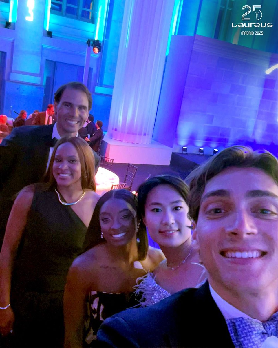 A record-breaking selfie at the athletes’ awards 🤳 

#Laureus25 | #OnlyAtLaureus