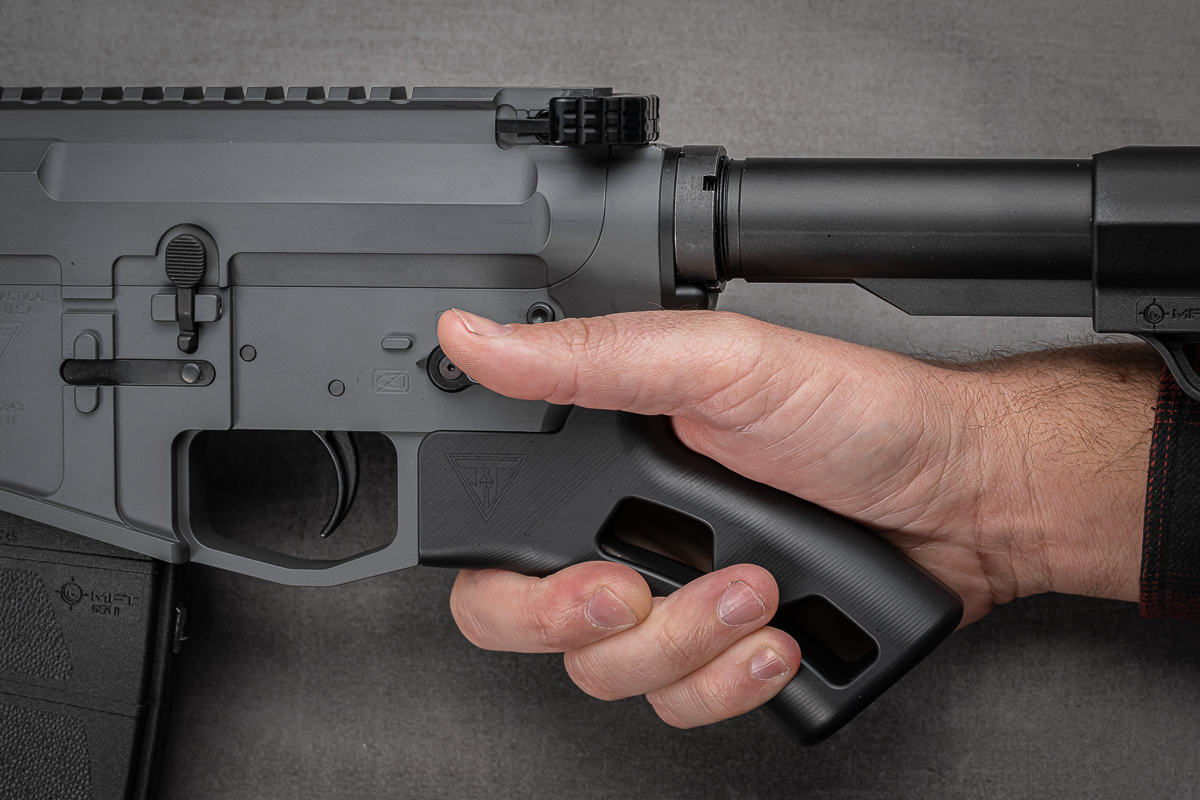 JugTactical's tweet photo. Going featureless? Forget the fin!
Our Featureless Grip offers the most control and dexterity you can get.
Add our beveled Featureless End Plate for the most comfort while you're at it.
#featureless #cacompliantrifle #juggernaut https://t.co/3lvkvyoKtm